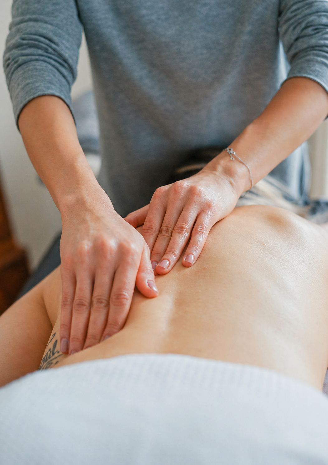 Trattamento olistico rilassante con massaggio per benessere e riequilibrio corpo mente