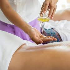 Massaggio rilassante alla schiena con olio essenziale durante trattamento olistico per benessere e relax