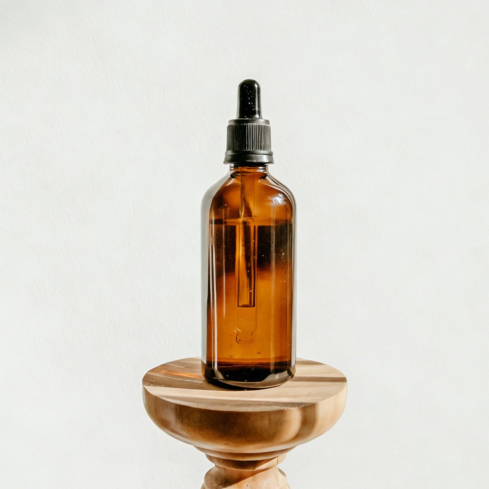 Flacone di olio essenziale in vetro ambrato con contagocce per aromaterapia e benessere naturale