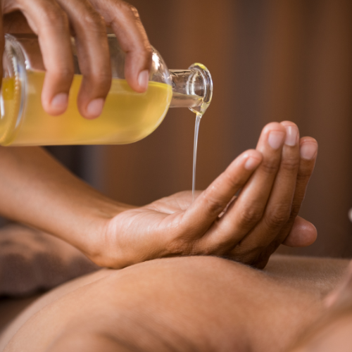 Applicazione di olio per massaggio sul corpo per rilassamento e benessere olistico
