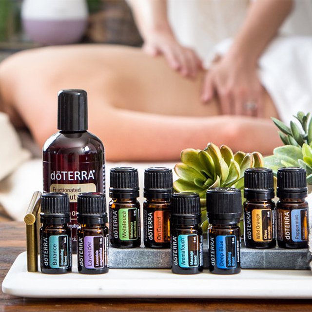 Oli essenziali doTERRA utilizzati durante un trattamento benessere e massaggio rilassante